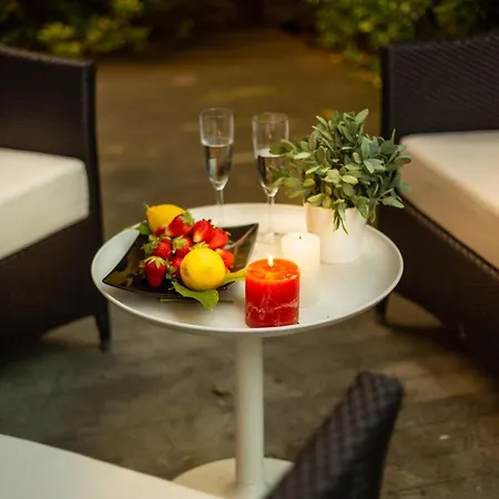 Casa Patricia, A Homey Luxury Modern & Quiet With Parking & Garden Within The Walls Apartment